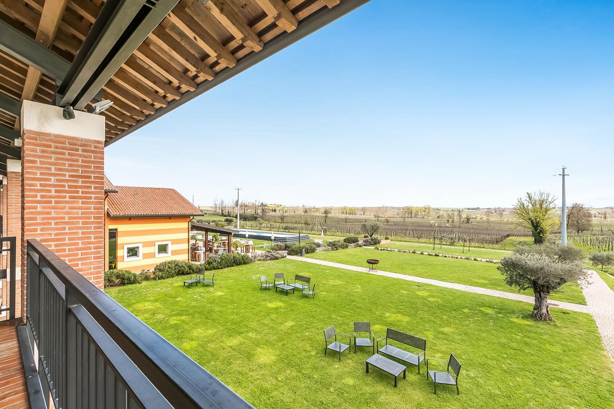 Almavite Wine Resort With Pool Desenzano del Garda Exterior photo